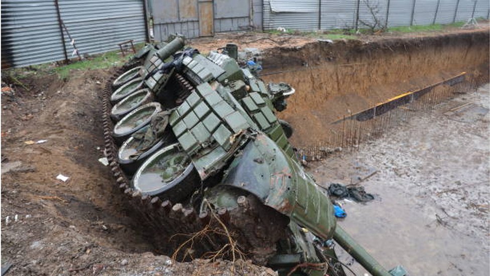 دبابة روسية مدمرة في ماريوبول.