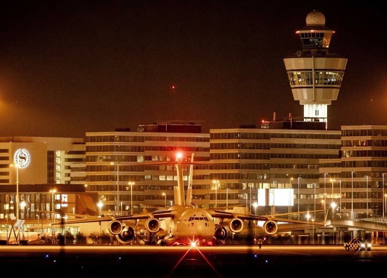 Afganistan'dan tahliye edilen Hollandalıları taşıyan uçak dün akşam Schiphol Havaalanı'na indi