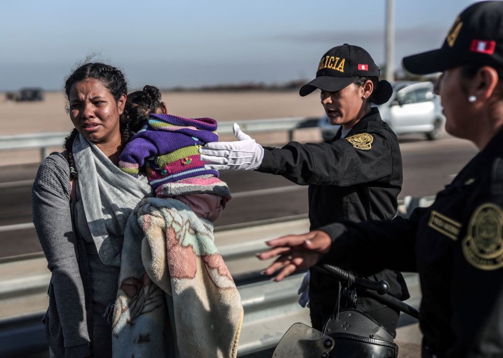 Algunos migrantes pasan hacia Perú pese al endurecimiento de las medidas del gobierno de Lima.