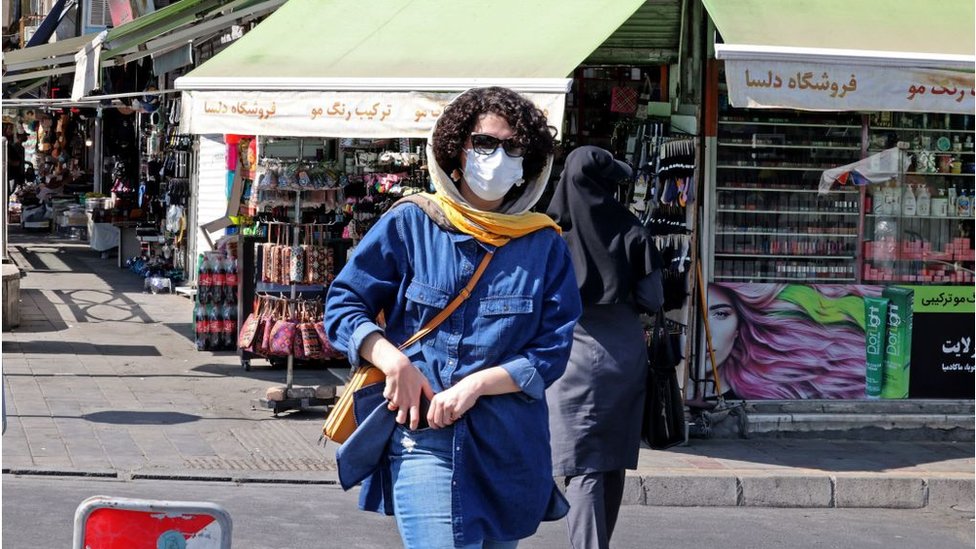 سيدة إيرانية في الشارع