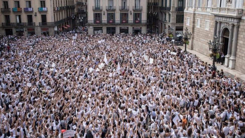 Mientras tanto, en Barcelona miles de personas también atendieron a la convocatoria y, vestidas de blanco, salieron a manifestar por el diálogo. Manifestación en Barcelona