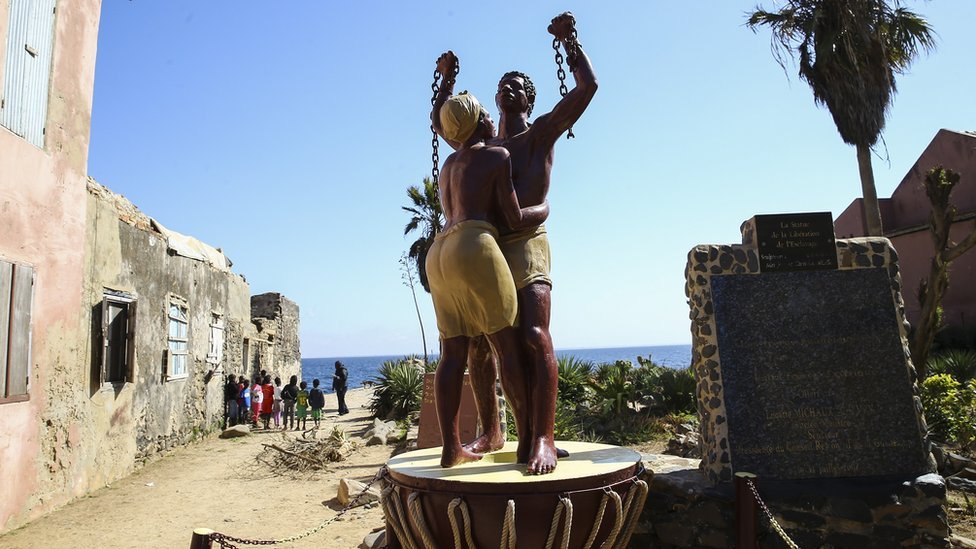Esta estatua de la emancipación fue construida en una isla en Senegal que fue usada por barcos de esclavos de Portugal, Francia, Inglaterra y Holanda.