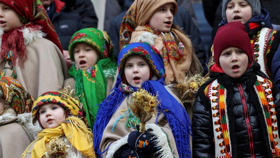 Deca u tradicionalnoj odeći za božićnu proslavu u ukrajinskom gradu Lavovu