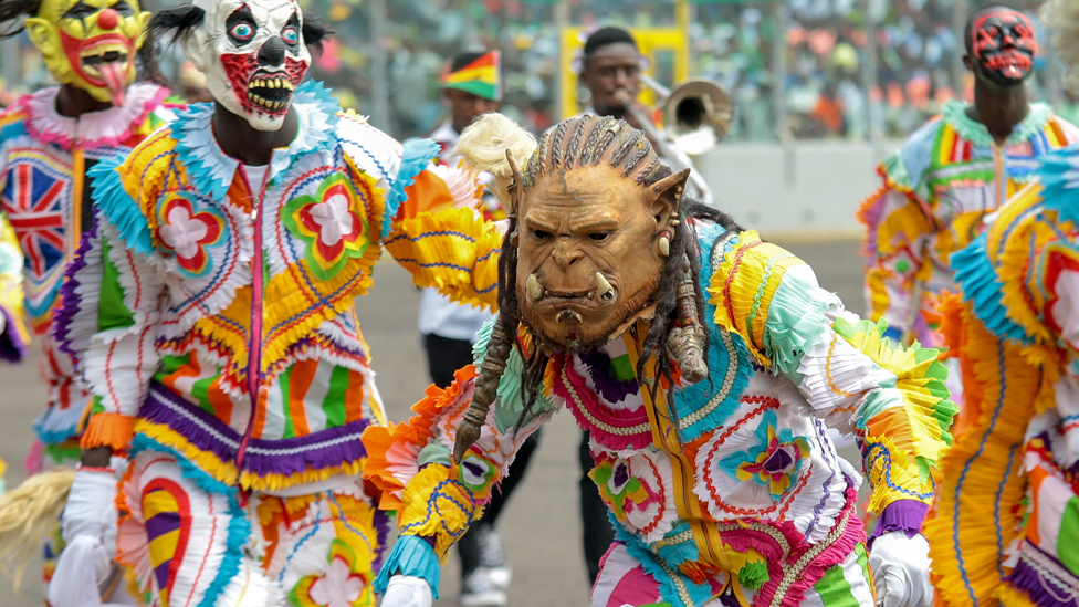 راقصون تقليديون يشاركون في فعالية بمناسبة مرور 63 عامًا على استقلال الدولة الواقعة في غرب إفريقيا