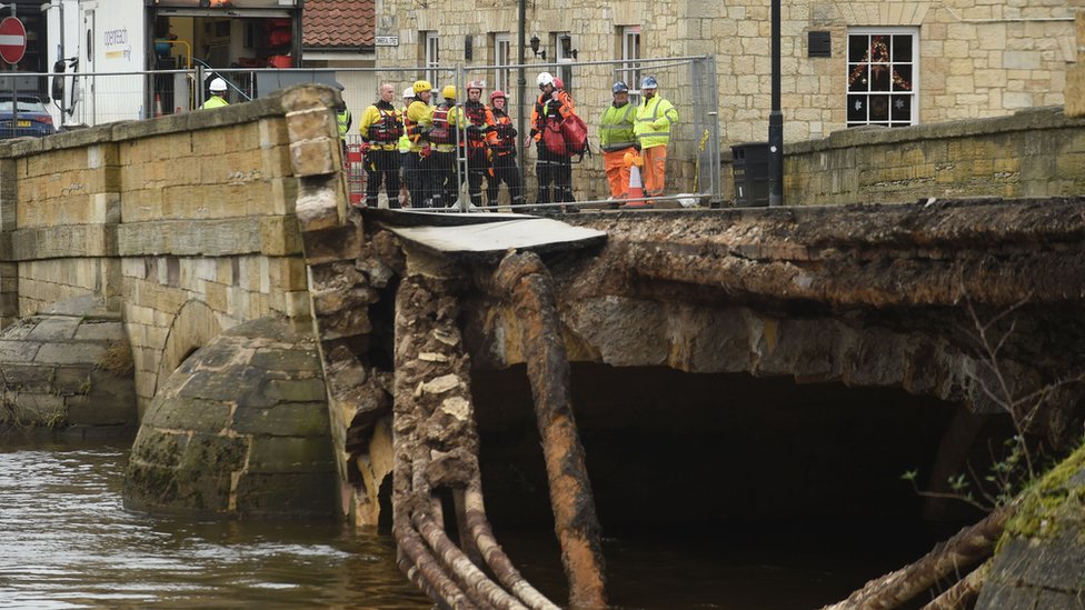Службы экстренной помощи у обрушившегося моста в Тадкастере, Северный Йоркшир