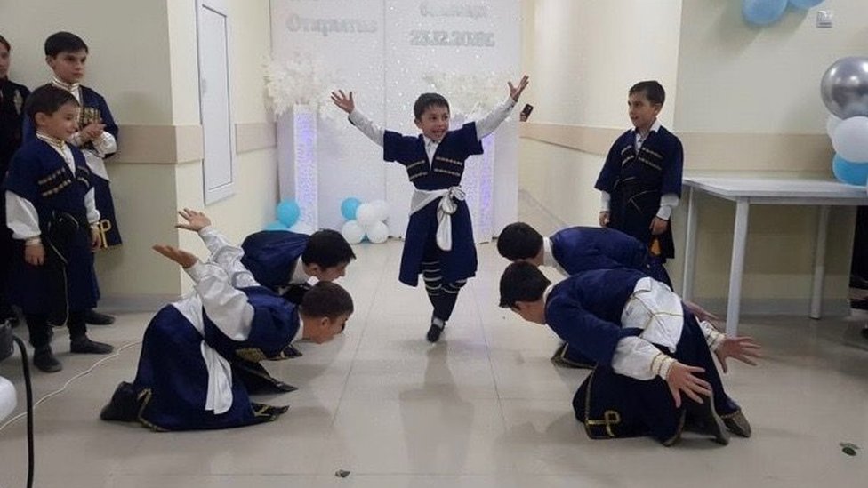 Местная больница открылась только в декабре, и местные дети были замечены танцующими на праздновании