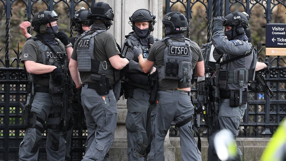 Специалисты по борьбе с терроризмом при нападении на Вестминстер