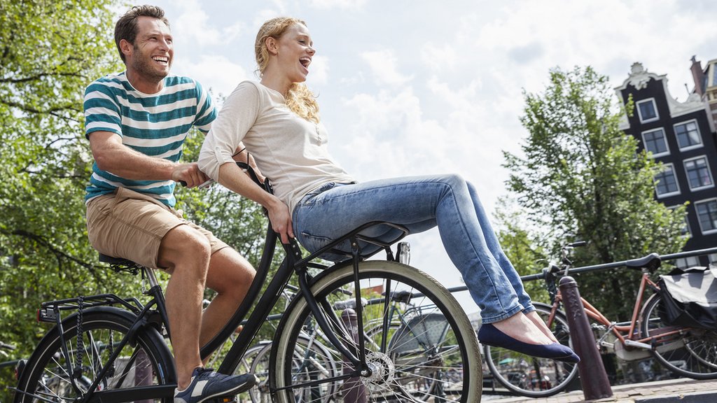 Pareja de neerlandeses en bicicleta