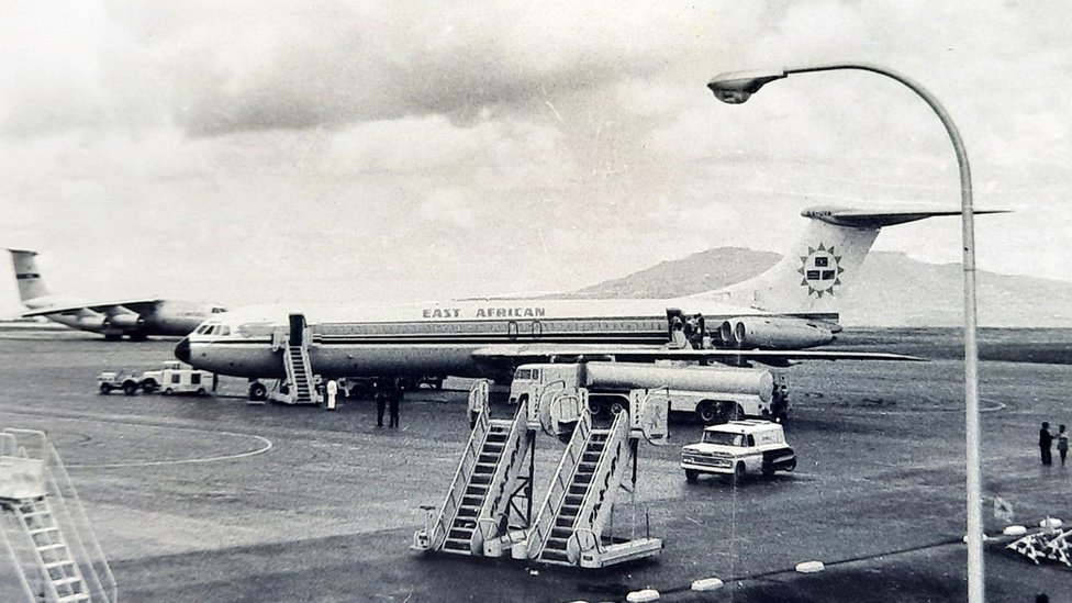 Los pasajeros entran por la puerta trasera del East African Airlines VC10 en el aeropuerto de Addis Abeba el 18 de abril de 1972.