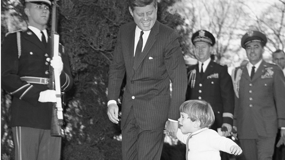 John F. Kennedy y su hijo John F. Kennedy Jr.