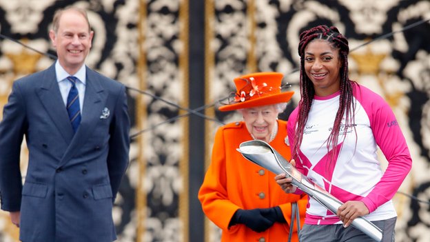 U oktobru 2021, kraljica je počela štafetu na Igrama Komonvelta, kad je predala palicu pred početak događaja u Birmingemu prošlog leta. Predala ju je paraolimpijskoj šampionki Kadeni Koks.