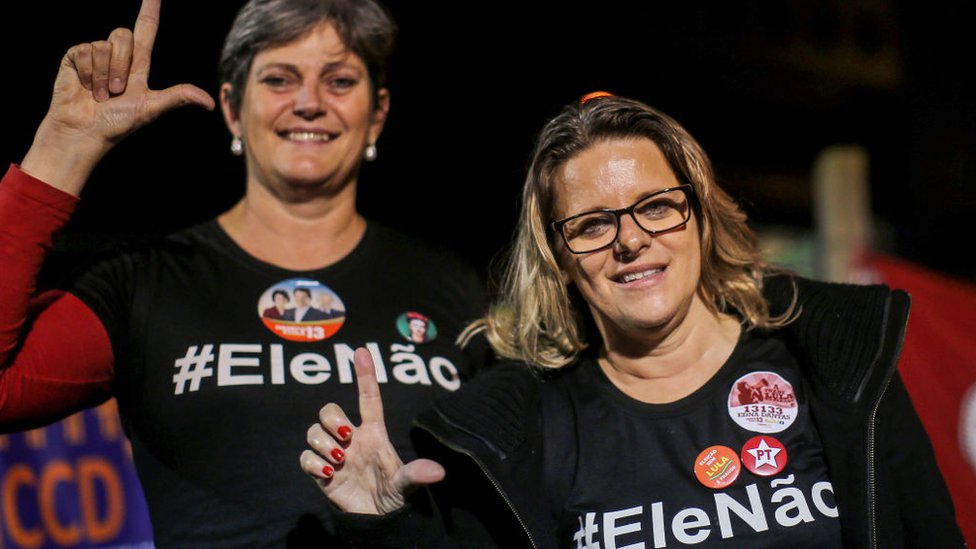 Mujeres manifestándose en contra de Bolsonaro