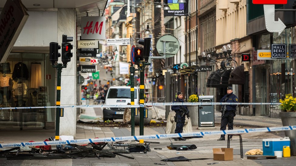 Обломки на месте теракта, когда грузовик разбился по пешеходной улице в центре Стокгольма 8 апреля 2017 г.