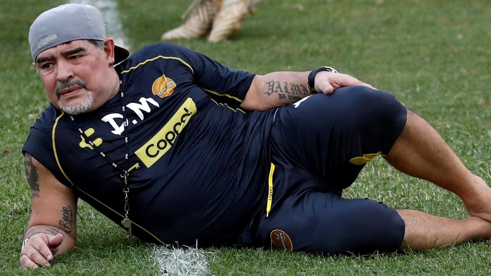 Dijego Maradona se odmara na travi nakon što je dao upute igračima