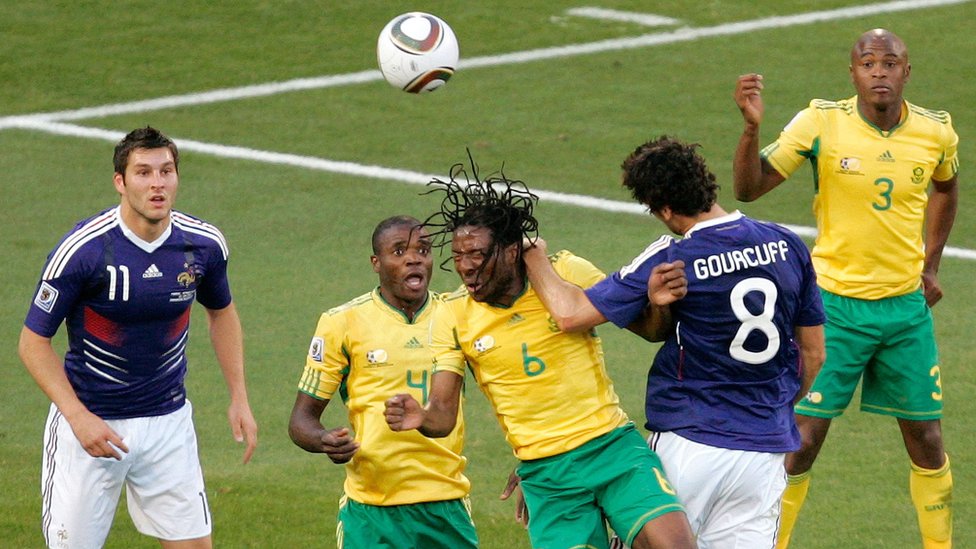 Fransız oyuncu Yoann Gourcuff, Güney Afrikalı MacBeth Sibaya'ya dirsek atmasından sonra kırmızı kart görmüştü.