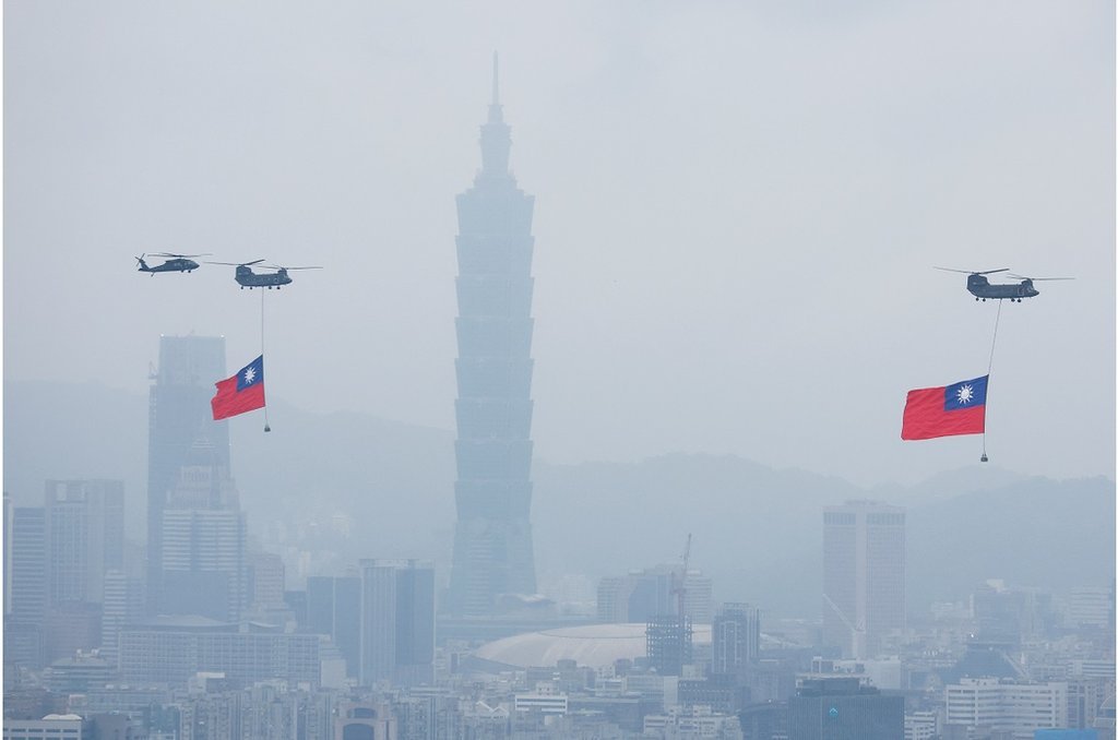 台北舉行的雙十節慶典期間，懸掛中華民國國旗的支奴幹直升機飛過台北101摩天大樓附近。