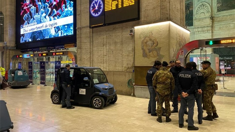 Policías y militares se preparaban la noche del sábado para la entrada en vigor de la cuarentena en Milán.