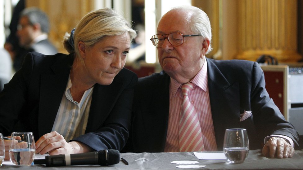 Jean-Marie Le Pen sigue siendo una figura importante del Frente Nacional, pero Marine Le Pen se ha querido desligar del pasado de su padre. Marine Le Pen y Jean-Marie Le Pen