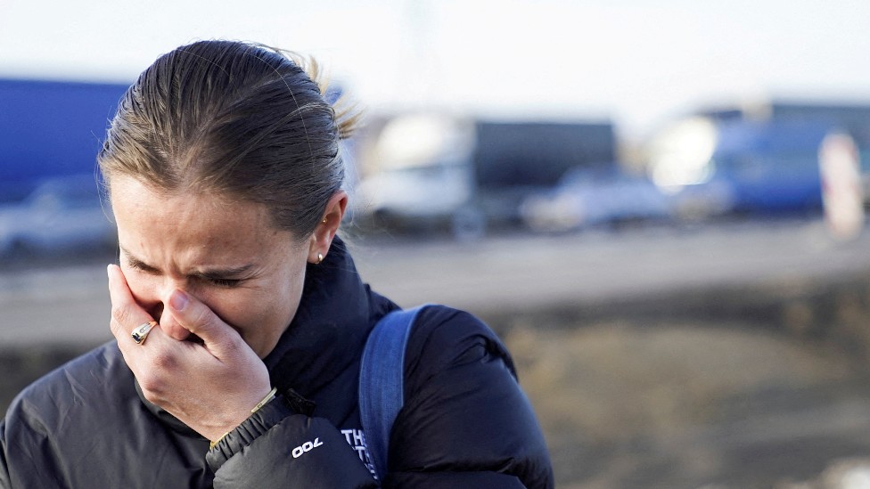 Una joven llora mientras intenta huir de Ucrania