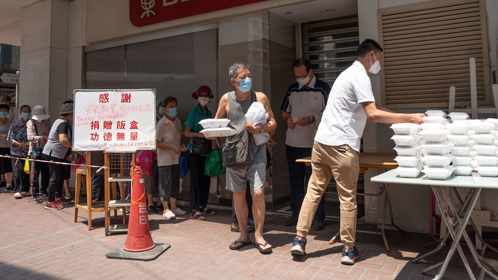香港九龍紅磡一群老年人排隊領取志願者派發的免費盒飯（11/9/2022）