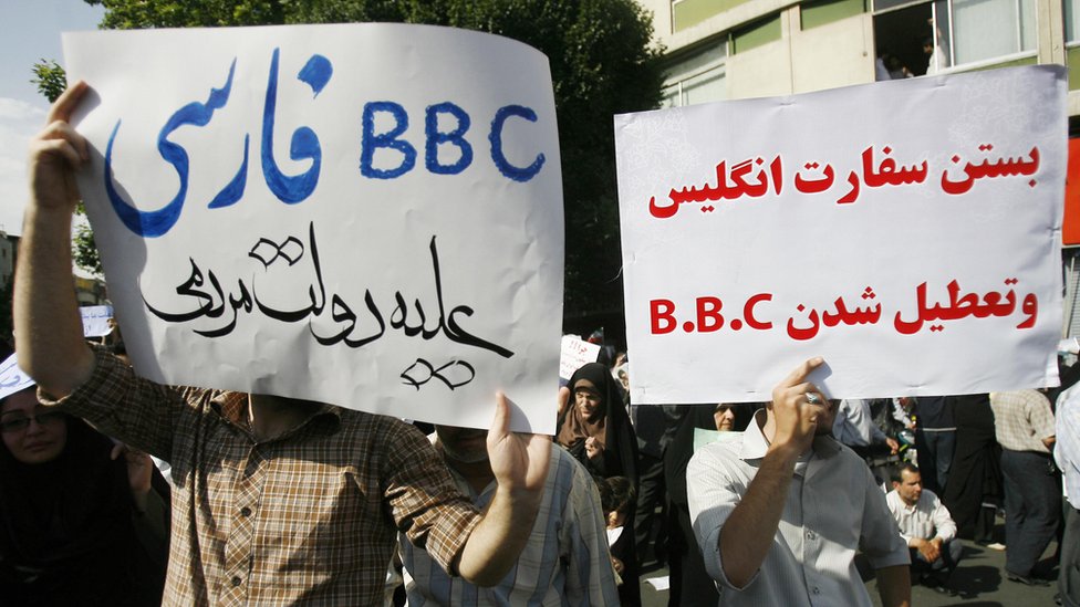 Сторонники иранского правительства протестуют против освещения новостей BBC