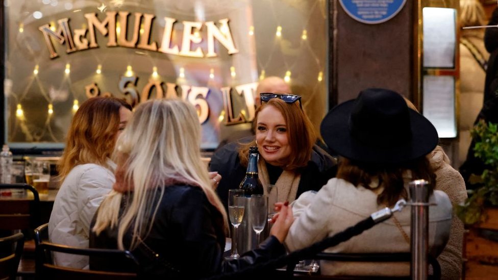 Mujeres sentadas en un pub de Londres.