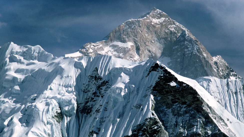 Sa više od 8.848 metara, Mont Everest se nadvija na drugim gigantima na Himalajima