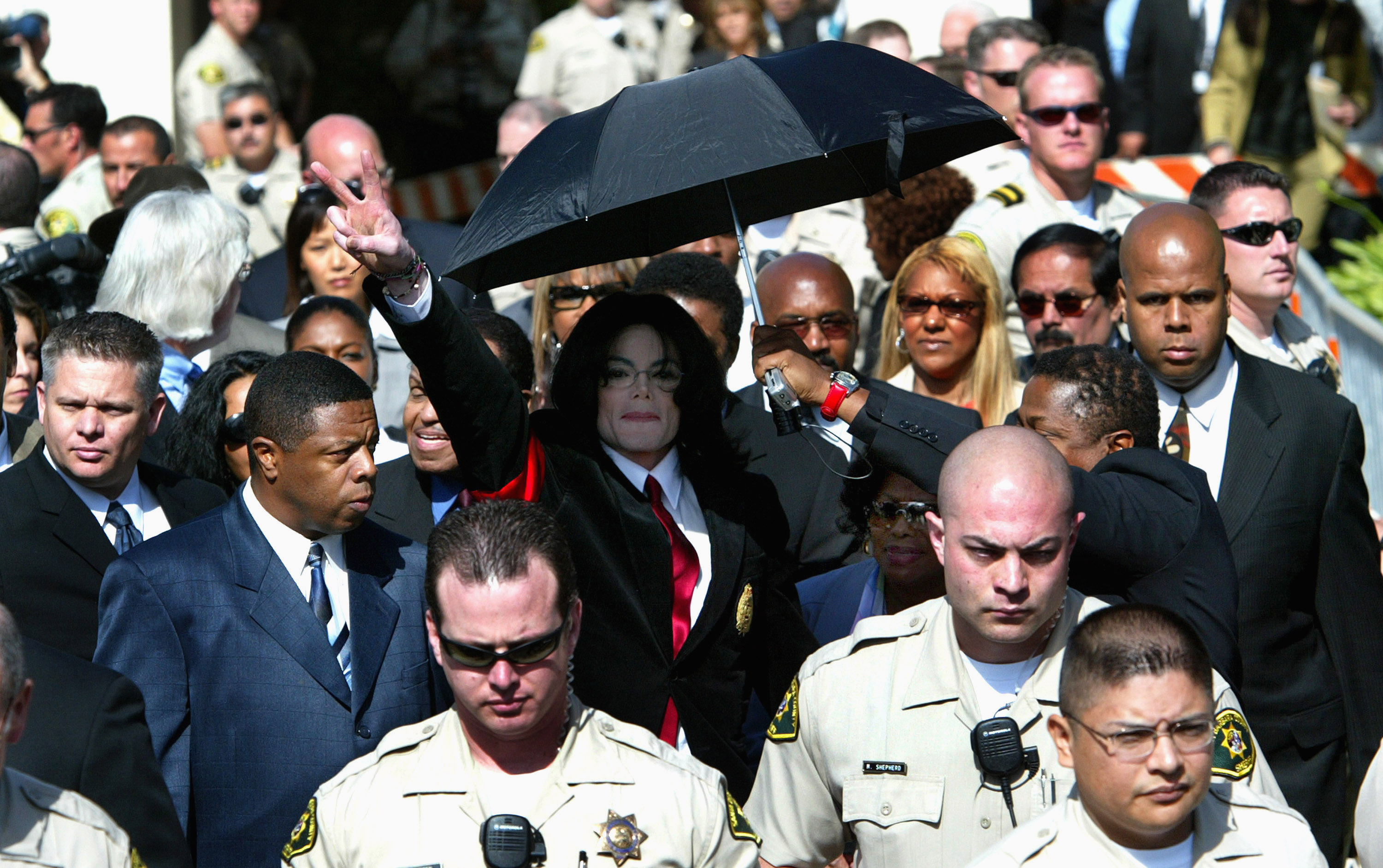 مايكل جاكسون عند اسقاط التهم الموجهة له عام 2005