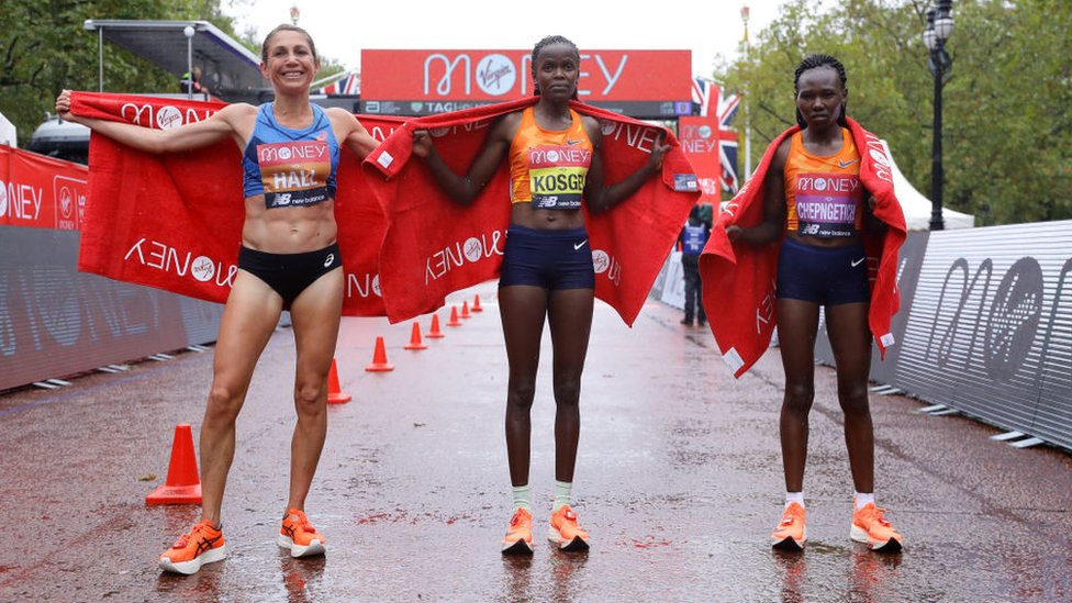 Первое место Бриджид Косгей из Кении, второе место Сара Холл из Соединенных Штатов Америки и третье место Рут Чепнгетич из Кении позируют для фото после участия в элитном женском поле во время Лондонского марафона Virgin Money 2020