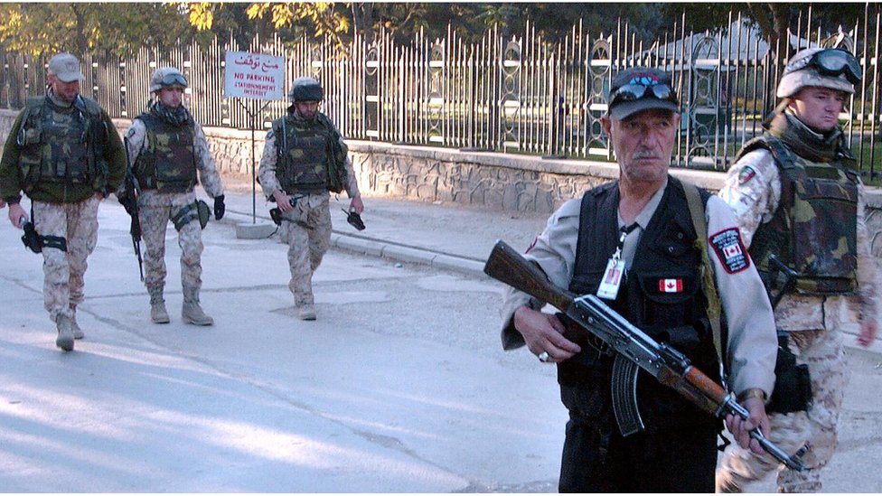 Солдаты и охранник возле посольства Канады в Кабуле в 2005 году