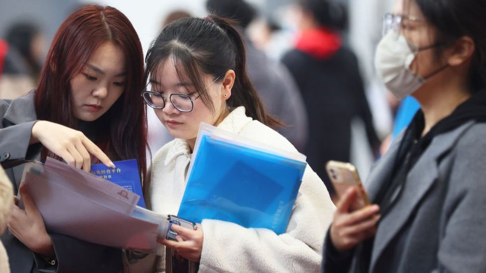 根據中國教育部,2023年全國高校畢業生預計達到1158萬人,而2000年僅為100萬人。