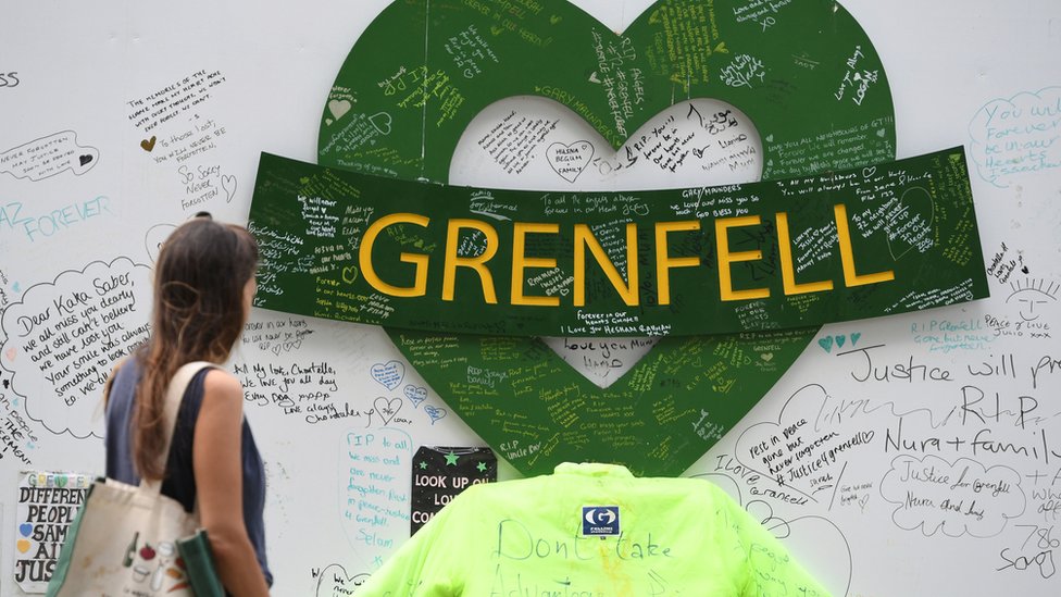 Люди собрались у мозаики Grenfell Memorial Community Mosaic