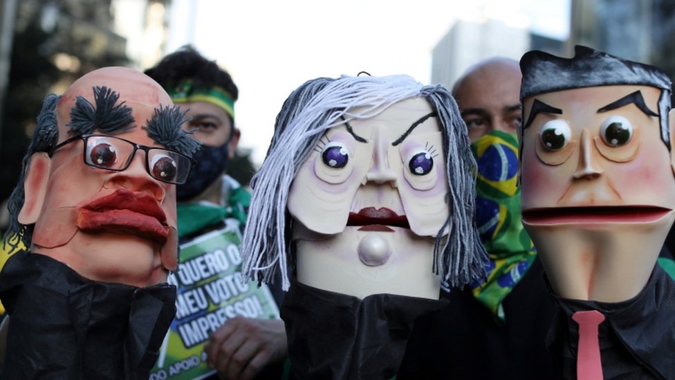 Três Fantoches representam ministros do STF em protesto favorável a Bolsonaro em São Paulo
