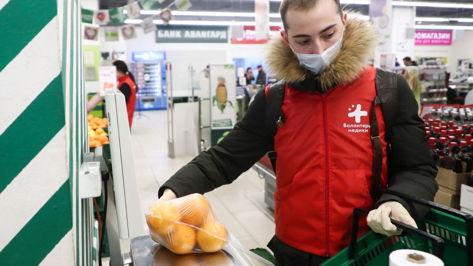 Un joven voluntario ruso hace la compra
