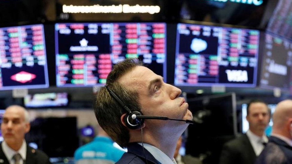 Трейдер работает на площадке Нью-Йоркской фондовой биржи