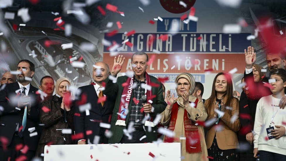 الانتخابات التركية 2023: "هل ولّى زمن أردوغان؟" - صنداي تايمز 1 رجب طيب أردوغان وزوجته وسط حشود