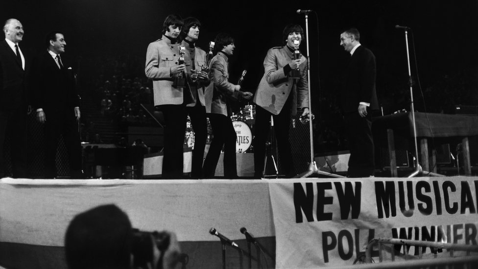 The Beatles получают награды от Тони Беннета на концерте победителей опроса NME в 1965 году