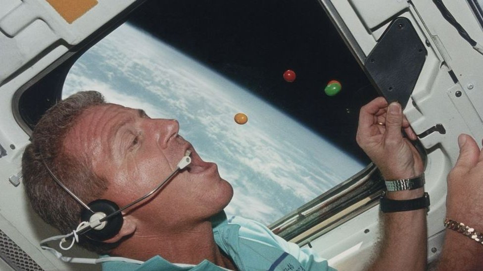 رائدة الفضاء لورين شرايفر، يلاحق قطعًا من الشوكولاتة العائمة خلال رحلة مكوك الفضاء أتلانتس في عام 1992