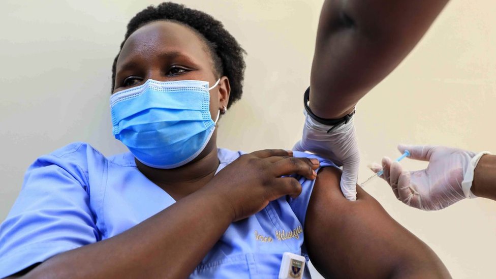 Zdravstvena radnica u Keniji prima vakcinu AstraZeneka