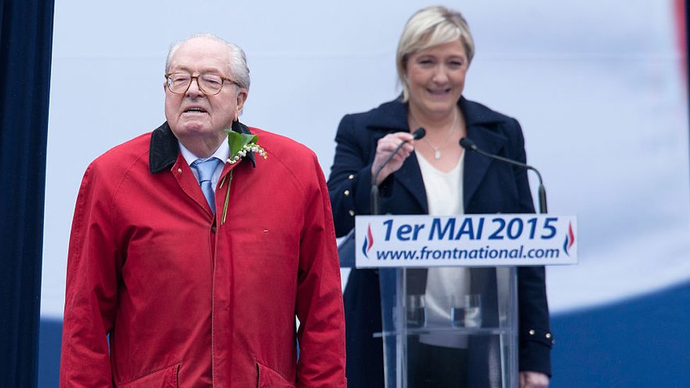 O fundador e presidente honorário do partido político francês Reagrupamento Nacional, Jean-Marie Le Pen, em um comício anual em 2015