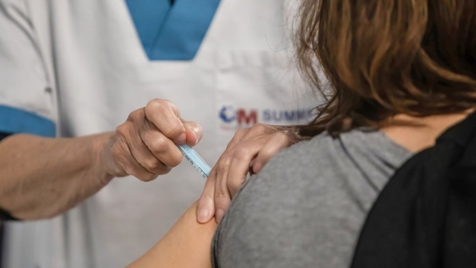 一名馬德里婦女在接種阿斯利康疫苗
