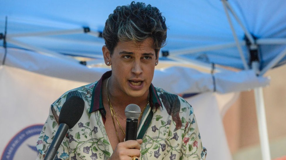 Yiannopoulos fue editor del sitio web Breitbart News, plataforma mediática de la extrema derecha estadounidense. Imagen de Milo Yiannopoulos en una conferencia en Nueva York.