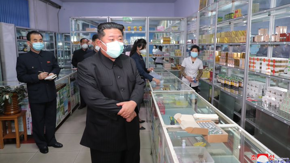 El líder norcoreano, Kim Jong-un, con una mascarilla durante una visita a una farmacia de Pyongyang, la capital del país.