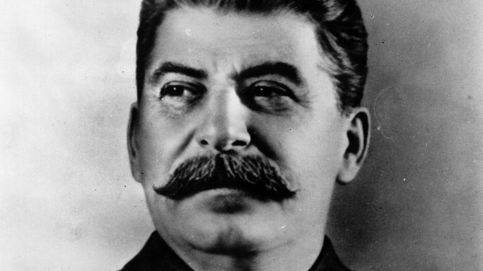 Muchas de las críticas al libro señalan que no hace referencia a los crímenes de gobiernos comunistas como el de Joseph Stalin en la Unión Soviética. Joseph Stalin