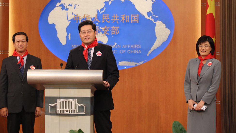中國外交部發言人秦剛（中）、馬朝旭（左）與姜瑜（右）出席新聞發佈會（4/8/2010）