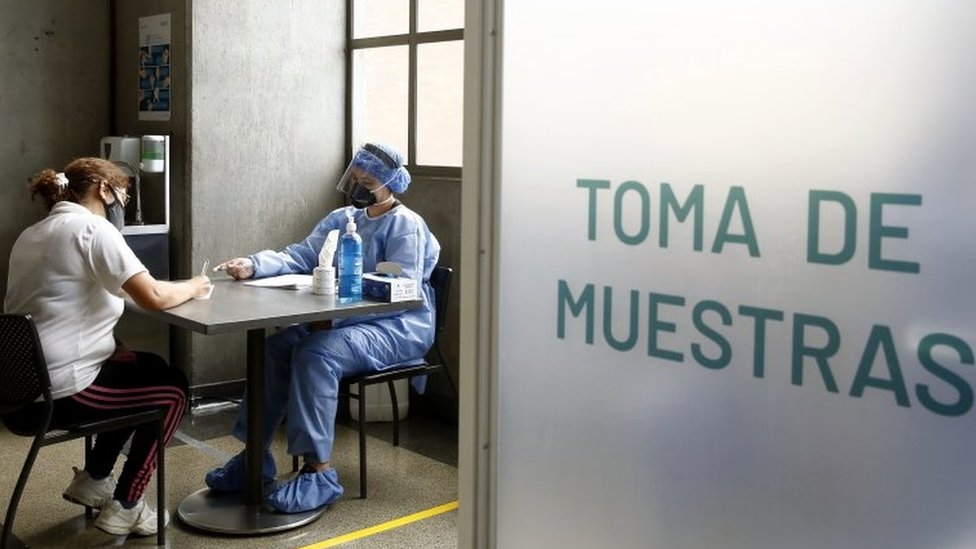 Женщина сдает бесплатный тест на Covid-19 на станции метро в Медельине, Колумбия, 8 июля 2020 г.