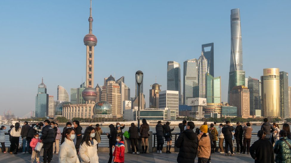 Los turistas echan un vistazo a Bund y Nanjing Road en Shanghái, China, el 19 de enero de 2023