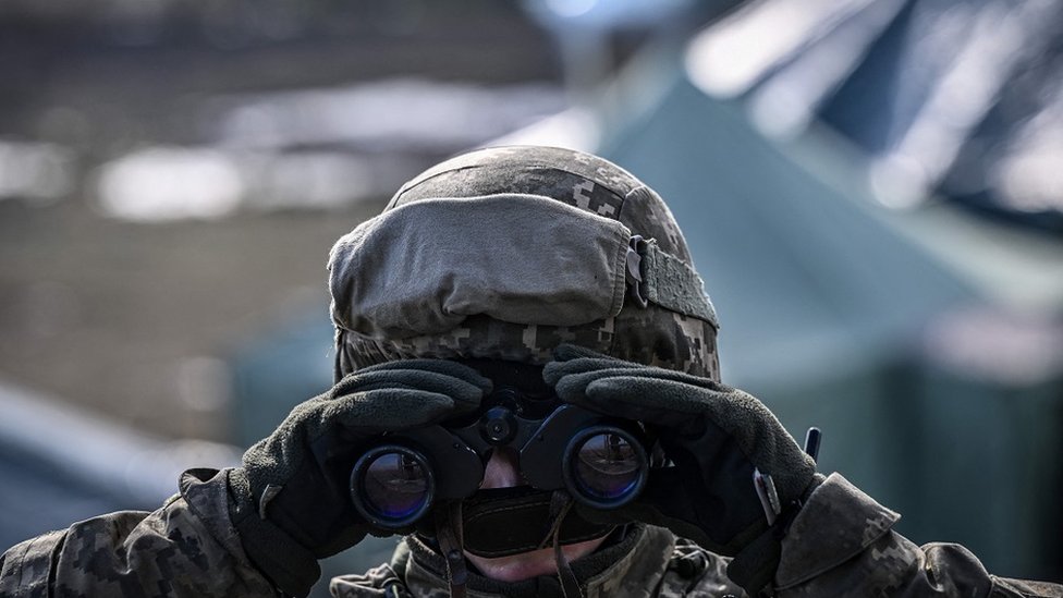 Soldado ucraniano usando prismáticos este 16 de febrero.