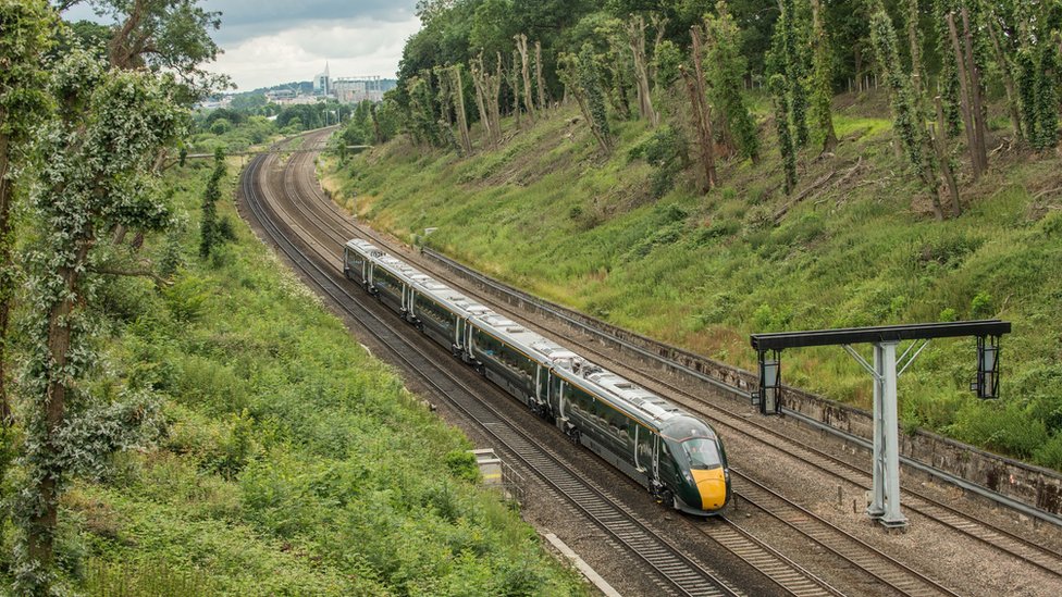 Фотография нового поезда FGW Hitachi, проезжающего через Соннинг Каттинг, Беркшир, первого из парка новых поездов к 175-й годовщине открытия линии между Бристолем и Лондоном.