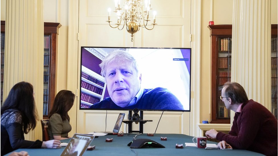 Премьер-министр провел утреннюю встречу по Covid-19 по видеосвязи, пока он самоизолируется